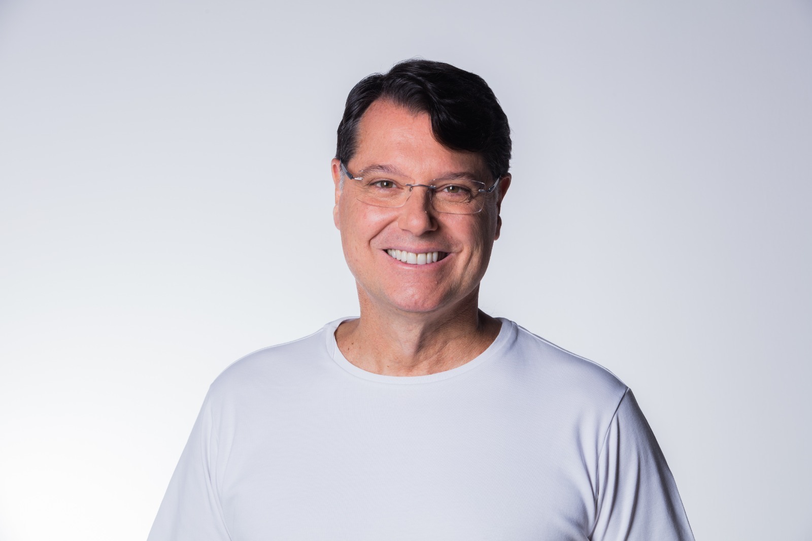 Kiko Caputo de camiseta branca