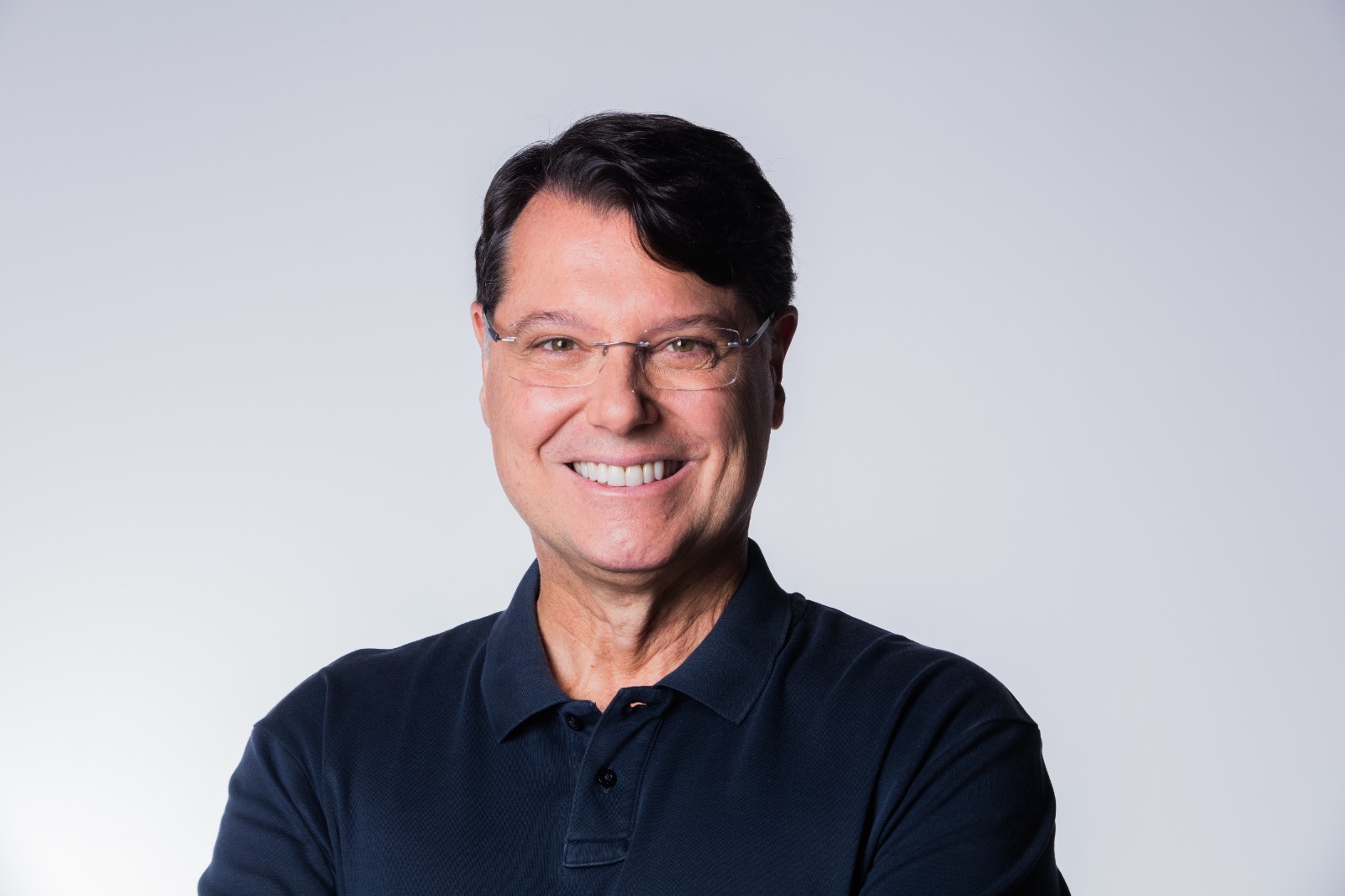 Kiko Caputo de camisa polo azul-marinho